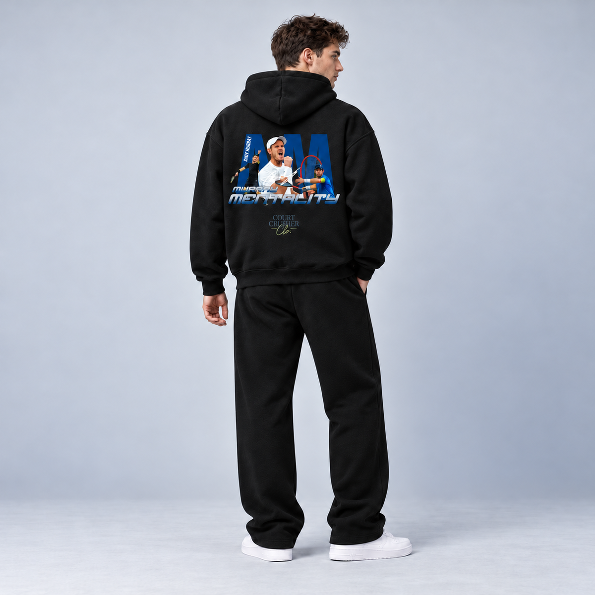 Andy Murray Tracksuit – Model Rückansicht im grauen Studio