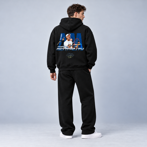 Andy Murray Tracksuit – Model Rückansicht im grauen Studio