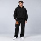 Jannik Sinner Tracksuit – Model Vorderansicht im grauen Studio