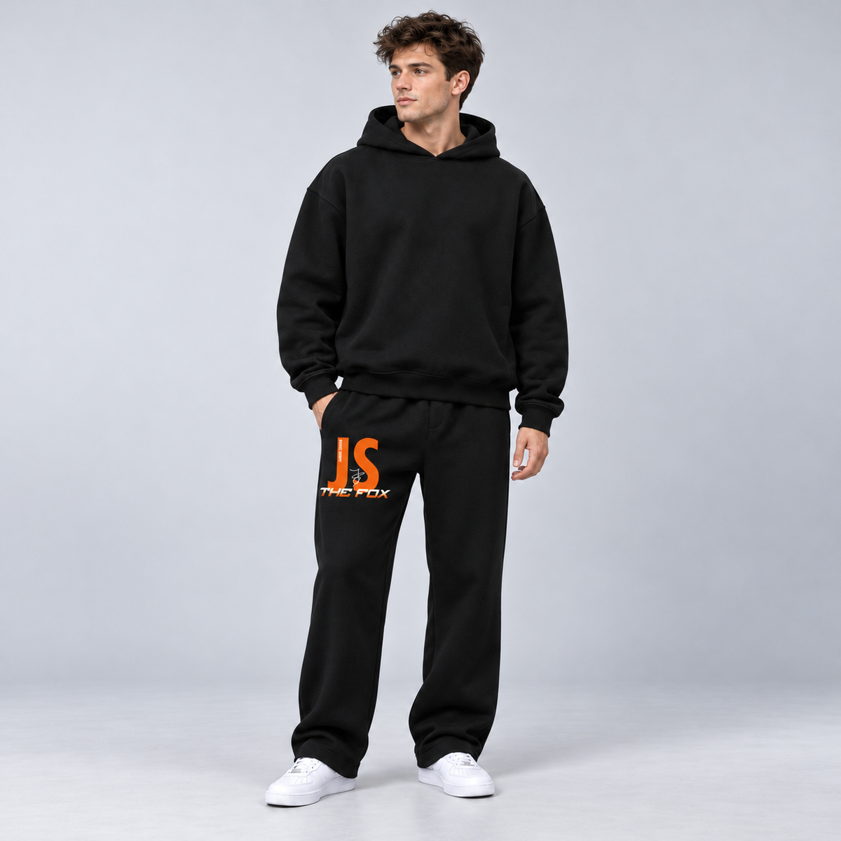 Jannik Sinner Tracksuit – Model Vorderansicht im grauen Studio