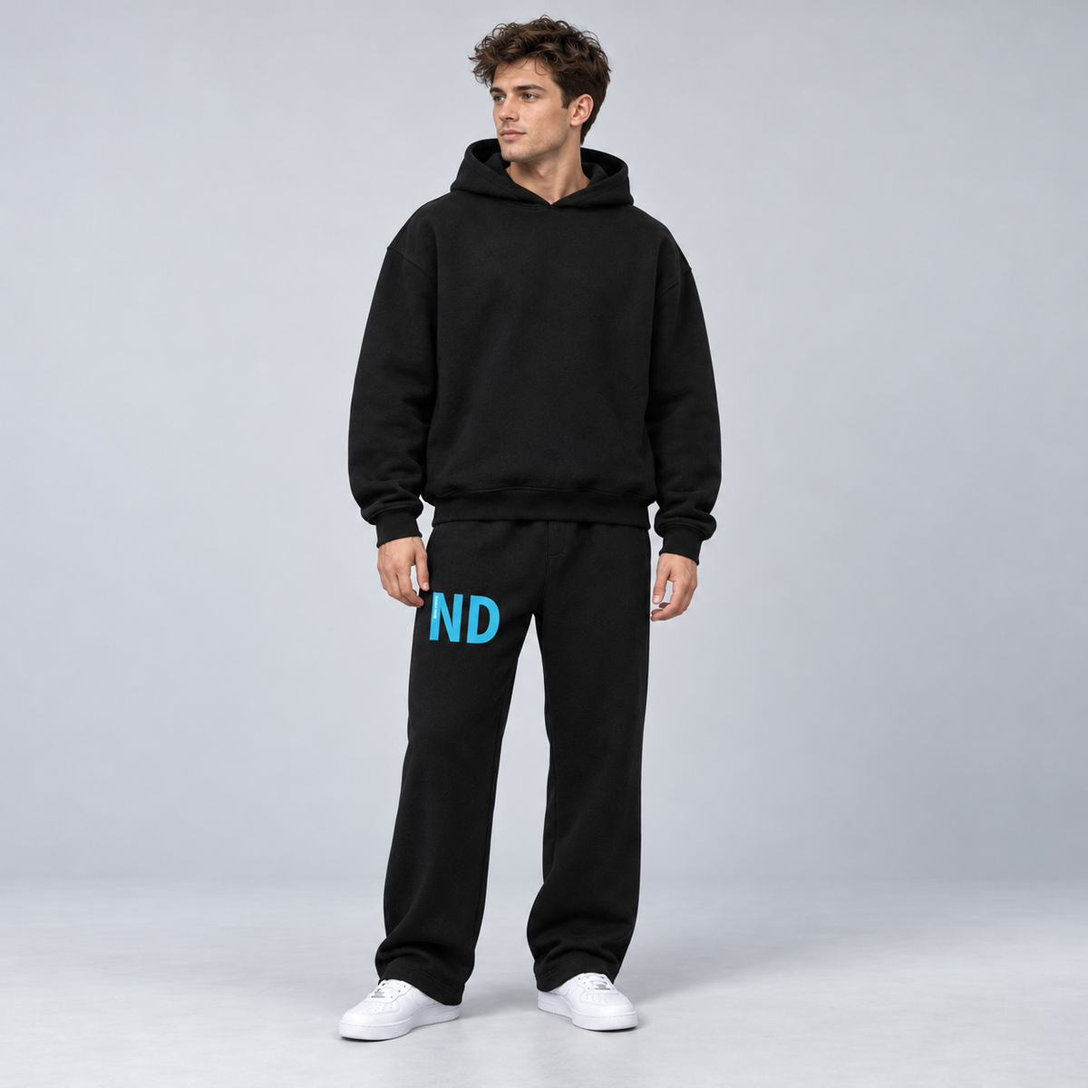 Novak Djokovic Tracksuit – onbody-front – schwarzer Tracksuit im grauen Studio