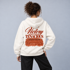 Victory belongs to the most tenacious - Oversized Hoodie – On-Body-Mockup, weibliches Model