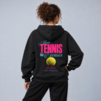 More Tennis less Excuses - Oversized Hoodie – On-Body-Mockup, weibliches Model
