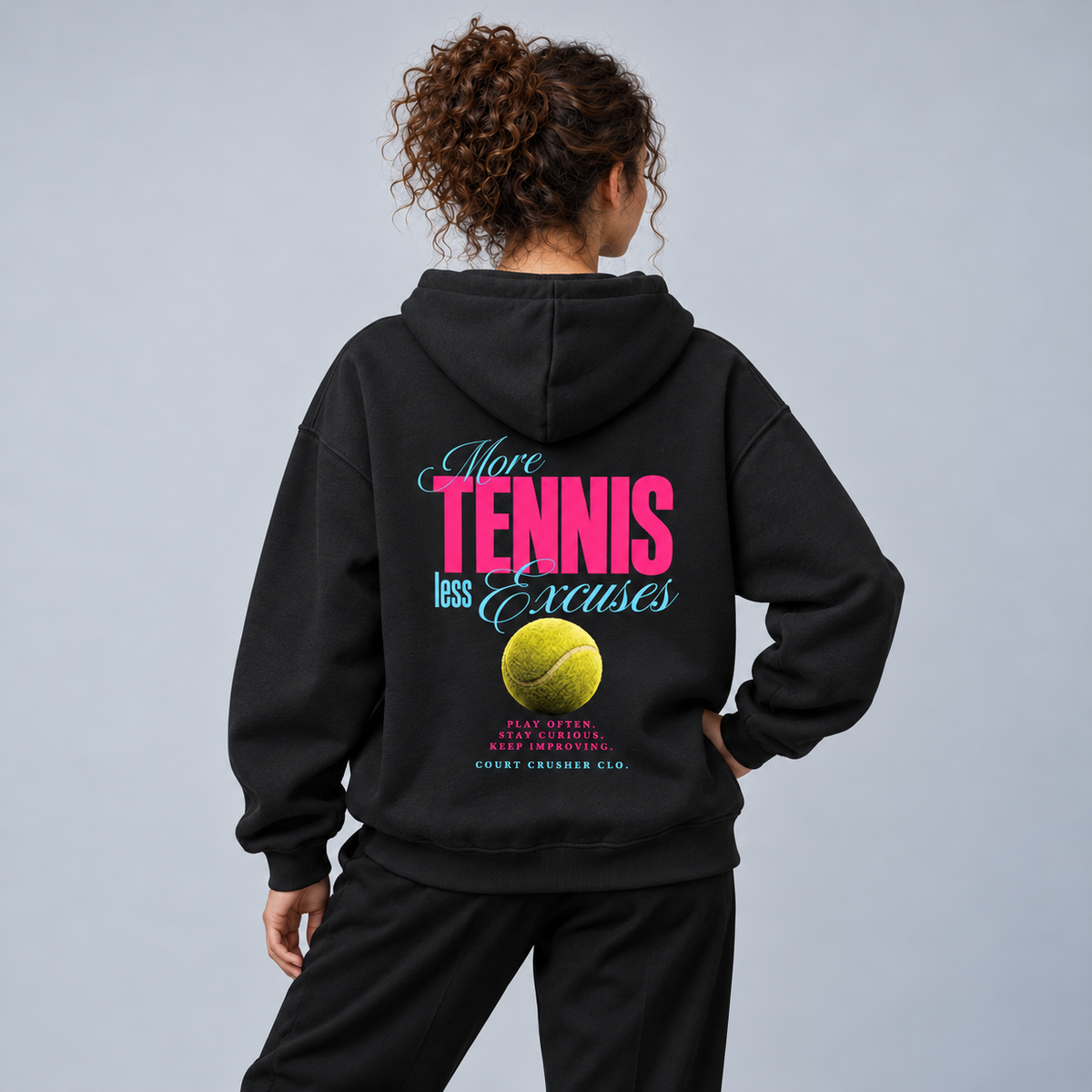 More Tennis less Excuses - Oversized Hoodie – On-Body-Mockup, weibliches Model