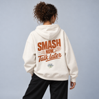Smash now, talk later - Oversized Hoodie – On-Body-Mockup, weibliches Model