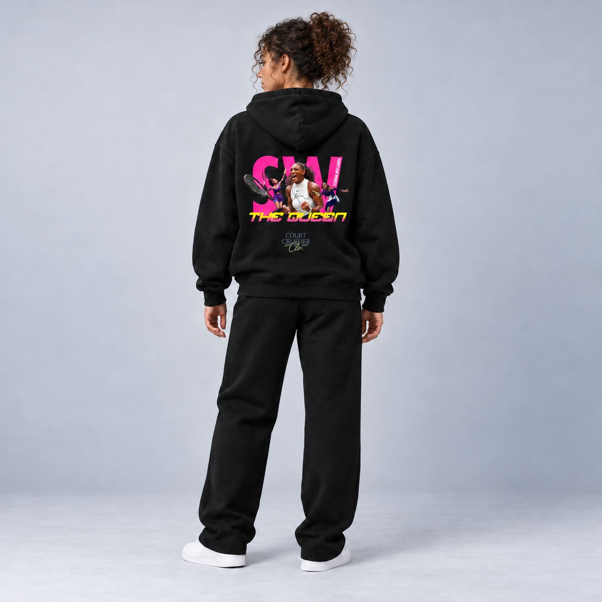 Serena Williams Tracksuit – Model Rückansicht im grauen Studio